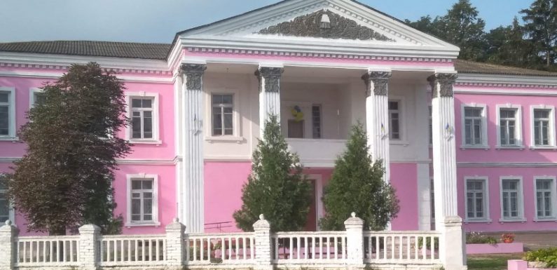 До дня села в Орлівці пофарбували фасад сільського будинку культури