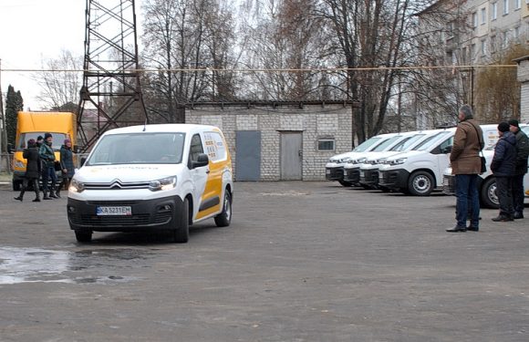 Ямпільський базовий центр «Укрпошти» отримав сім нових поштових автомобілів (відео)