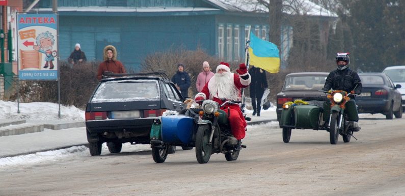 Ямпільчан з Новим Роком привітав Дід Мороз на мотоциклі (фоторепортаж)