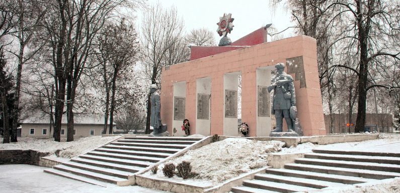 В Ямполі на Меморіалі землякам – визволителям осипається плитка (фоторепортаж)