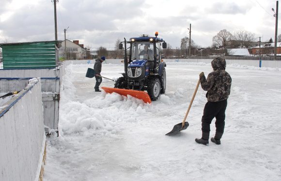 В Ямполі після снігопаду розчищають хокейний майданчик
