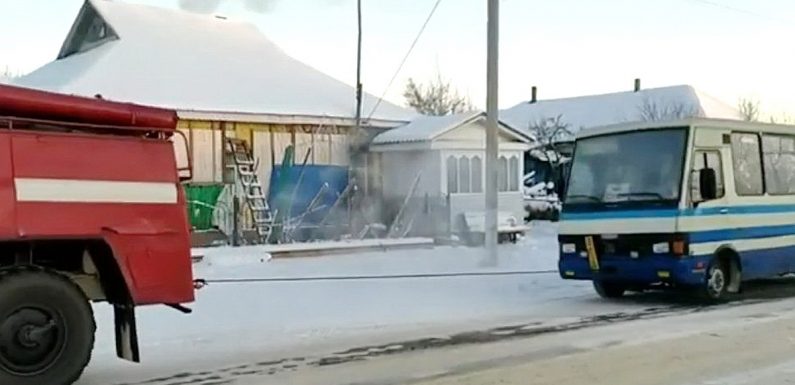 Рятувальникам довелось витягати з снігового полону автобус Суми-Свеса