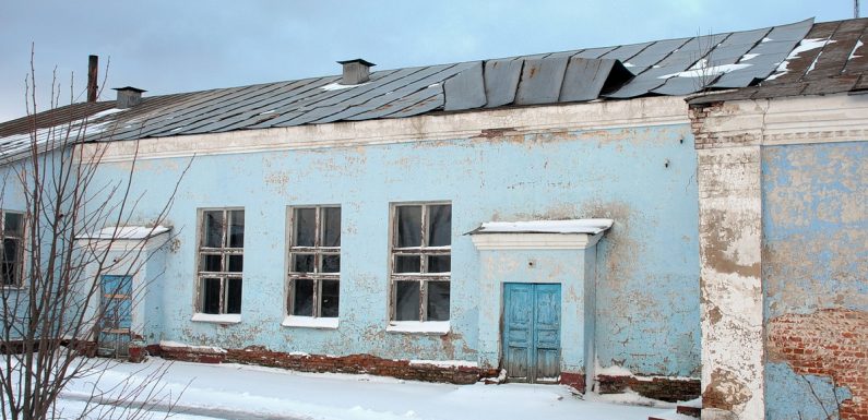 В Ямполі сильний вітер пошкодив дах колишнього Будинку культури (фоторепортаж)