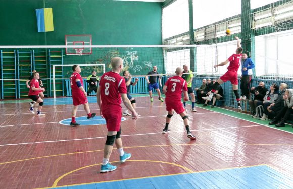 В Ямполі проходить міжрайонний волейбольний турнір (фоторепортаж)