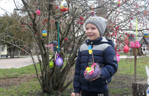 <strong>В Ямполі біля дитячого садочку розквітло Великоднє дерево (фоторепортаж)</strong>