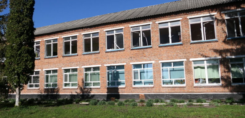 <em>Російські війська знищили школу, що розташована за 60 км від Ямполя (ексклюзивний фоторепортаж)</em>