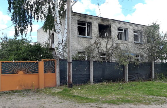🔴 📸 Росіяни обстріляли деревосушарку на околиці Глухова: загинув охоронець та водій фури