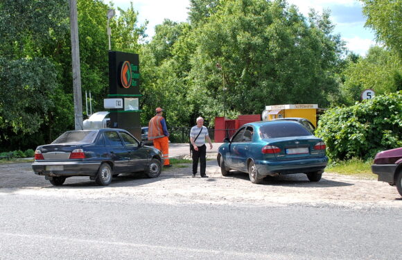 🔴 📸  В Ямполі на автозаправці з’явився газ: черга за паливом простягнулась на декілька сотень метрів