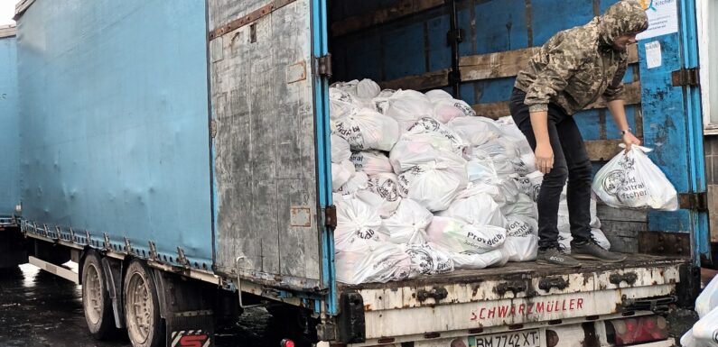 Дві тисячі наборів: в Ямпіль доставили великий вантаж гуманітарної допомоги