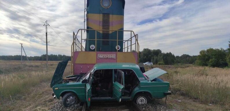 На Шосткинщині поїзд зіткнувся на переїзді з автомобілем