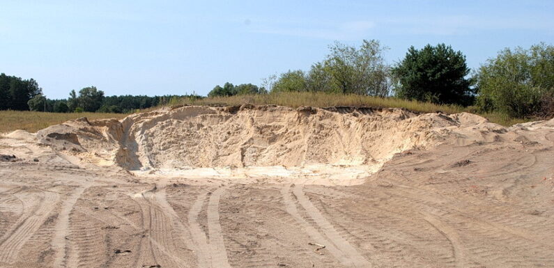 🔴 Селищна рада надала дозвіл на заготівлю в Ямполі 2,5 тисяч тон піску для обслуговування доріг громади