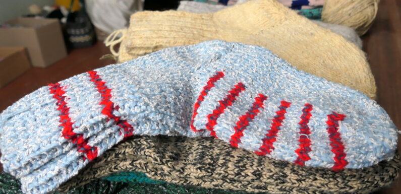 🔴 📸 «З натуральної шерсті»: в Паліївці волонтери в’яжуть шкарпетки для військових
