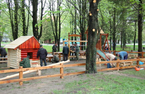🔴 📸 Спогади. Як 12 років тому встановлювали дитячий майданчик в центральному парку Ямполя