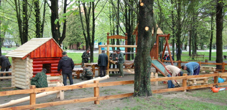 🔴 📸 Спогади. Як 12 років тому встановлювали дитячий майданчик в центральному парку Ямполя