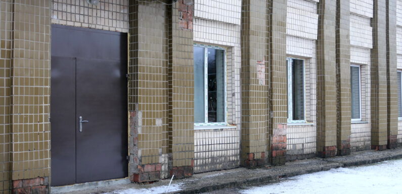 🔴 📺 В Ямполі ремонтують спорткомплекс: відновили систему опалення, замінили вікна та двері