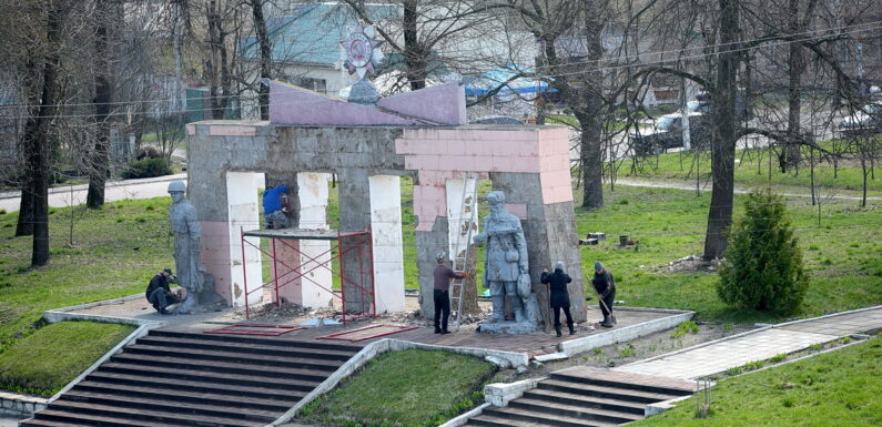 🔴 📸 В Ямполі розпочався ремонт Меморіалу землякам, що загинули у Другій світовій війні