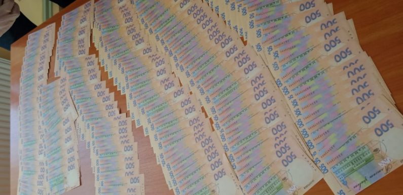 Спіймали на хабарі: в сусідній ОТГ чиновник міськради вимагав 90 тисяч гривень