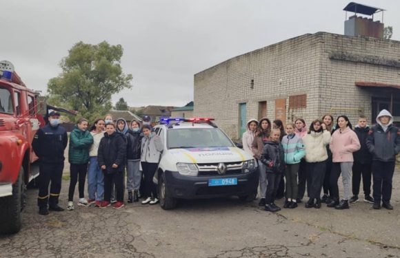 Ямпільських школярів ознайомили з роботою поліцейських та рятувальників