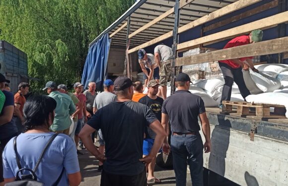<strong>«Крупи, цукор та тушонка»: в Ямпіль доставили черговий вантаж гуманітарної допомоги</strong>
