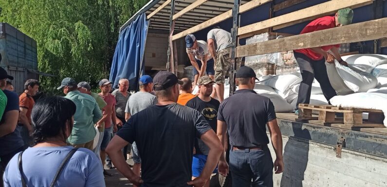 <strong>«Крупи, цукор та тушонка»: в Ямпіль доставили черговий вантаж гуманітарної допомоги</strong>