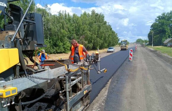 <strong>«Дорога на Суми»: Дорожні служби ремонтують об’їзду дорогу повз зруйнований росіянами міст через Сейм</strong>