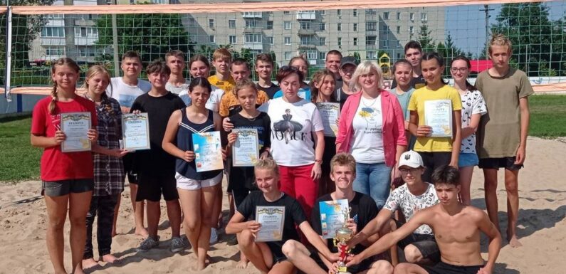 До Міжнародного дня молоді  відбулися змагання з волейболу дитячо-юнацької спортивної школи