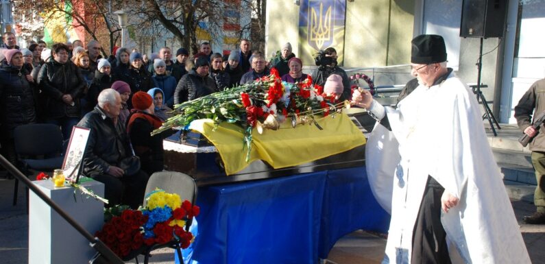 <strong>Віддав життя за Україну: в Шостці прощались з Геннадієм Дурмановим з Шатрищ</strong>