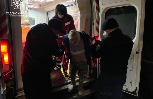 <strong>Рятувальники опублікували кадри евакуації постраждалих з Свеського психоневрологічного інтернату</strong>