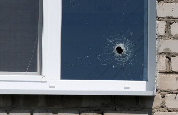 🔴 📺 Росіяни обстріляли одну зі шкіл Глухова, осколки снаряду посікли вікна навколишніх будинків