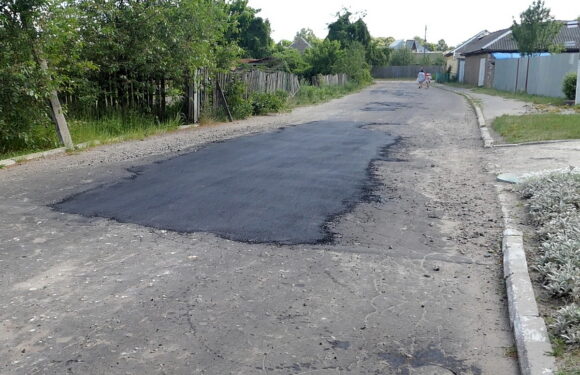 🔴 📸 В Ямполі провели «ямковий ремонт» дороги на Вишневій