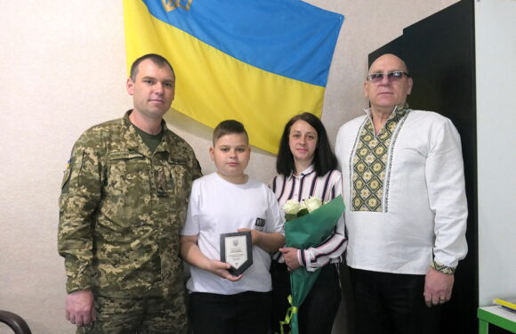 🔴 📺 Родині загиблого військового Олександра Петрущенка вручили пам’ятний знак від 117-ої бригади тероборони